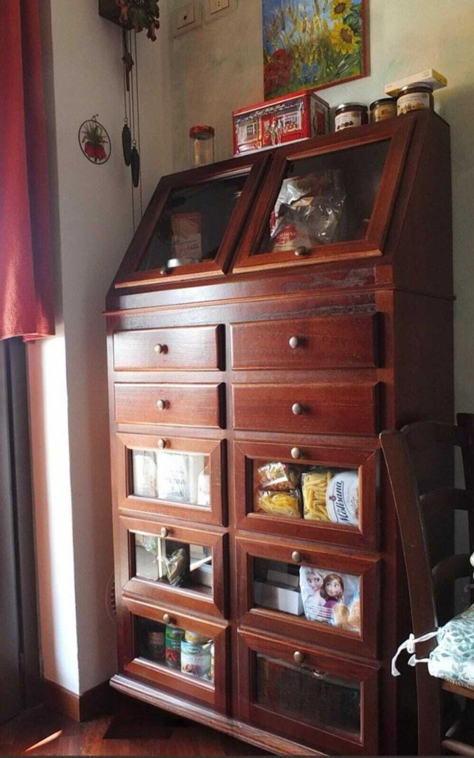 Dispensa in legno noce scuro, ideale per cucina o sala da pranzo, stile classico.